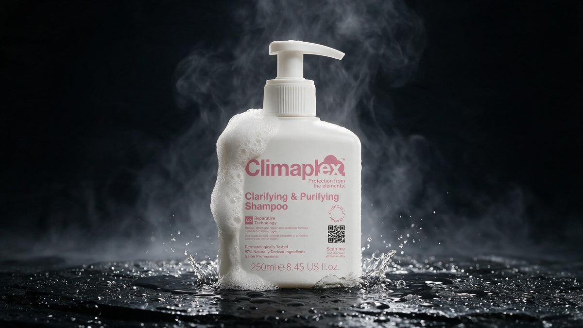 Champú clarificante Climaplex con espuma y gotas de agua sobre piedra oscura