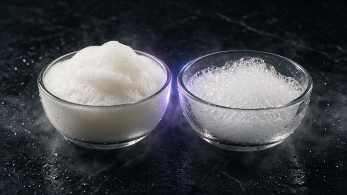Dos texturas de espuma comparadas sobre piedra oscura: purificante ligera y clarificante densa